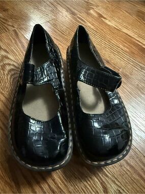 Ingaro nursing clog in a reptile embossed finish size 7